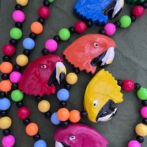 COLORFUL "PARROT HEADS" MARDI GRAS NECKLACE BEAD BUFFETT LUAU PARROTHEAD (B505)